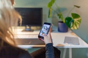 Handy mit Social Media Instagram Profil