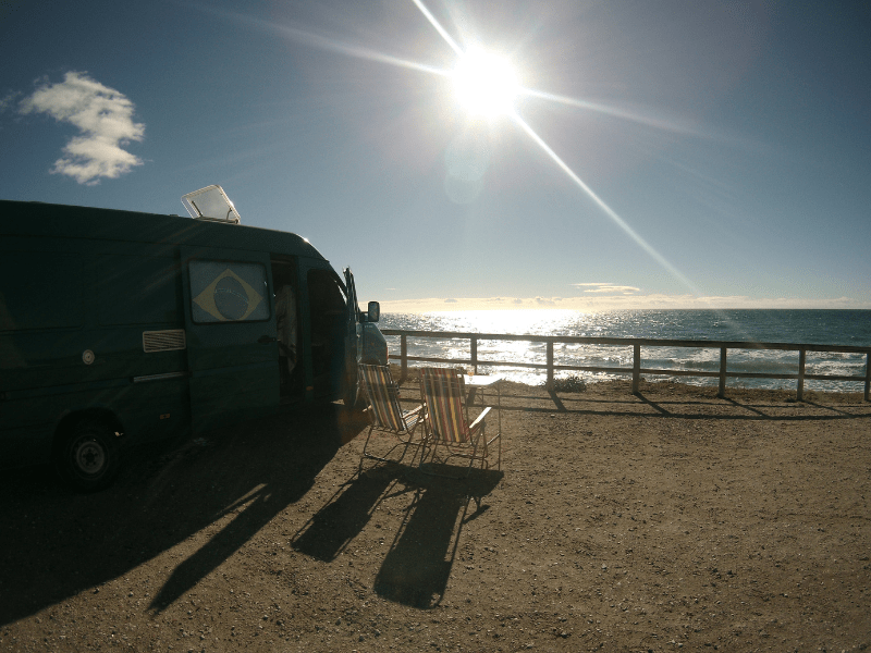 Van am Strand bei Sonnenschein